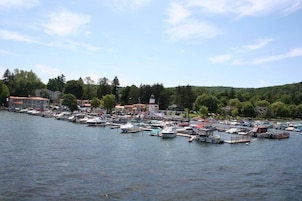 Ducha, secador de pelo, toallas, jabón