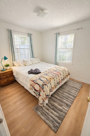 2 habitaciones, tabla de planchar con plancha, wifi y ropa de cama