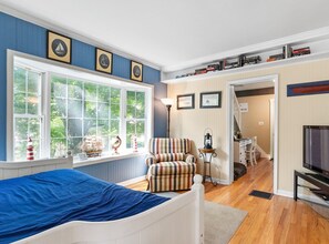 4 bedrooms, desk, iron/ironing board, travel crib