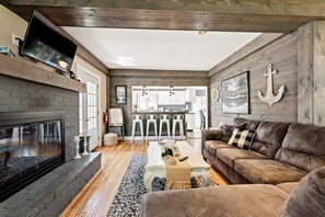 Smart TV, chimenea, reproductor de DVD, libros