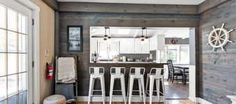 “Cozy Pet-Friendly Carriage House • Hot Tub • Walk to Downtown”