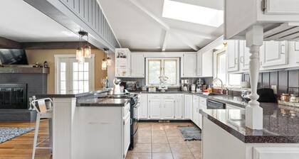 Historic Carriage House - Spacious - Pet Friendly - Steps away from Downtown