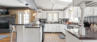 Historic Carriage House - Spacious - Pet Friendly - Steps away from Downtown
