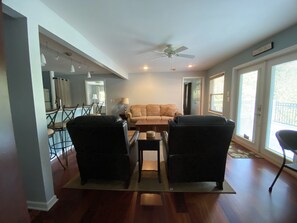 Televisión, chimenea, reproductor de DVD, mesa de ping pong