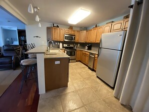 Jääkaappi, mikroaaltouuni, uuni, liesi