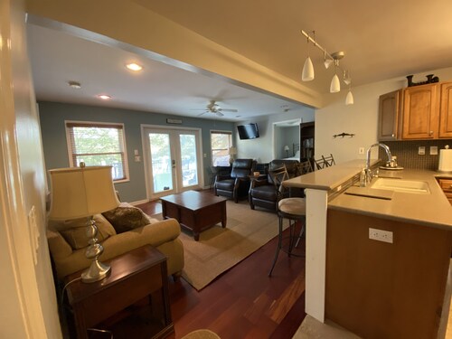 Peaceful Lakefront Getaway Close to Clemson