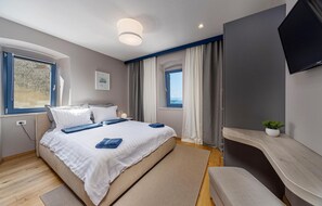 4 bedrooms, in-room safe, travel cot, free WiFi