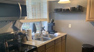 Micro-ondes, cafetiÚre/bouilloire, chaise haute, moulin à café