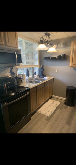 Mikrobølgeovn, kaffetrakter/tekoker, høy barnestol og kaffekvern