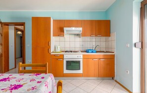 Refrigerador, microondas, parrilla de estufa y cafetera y tetera 