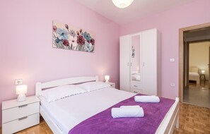3 bedrooms, in-room safe, free WiFi, bed sheets