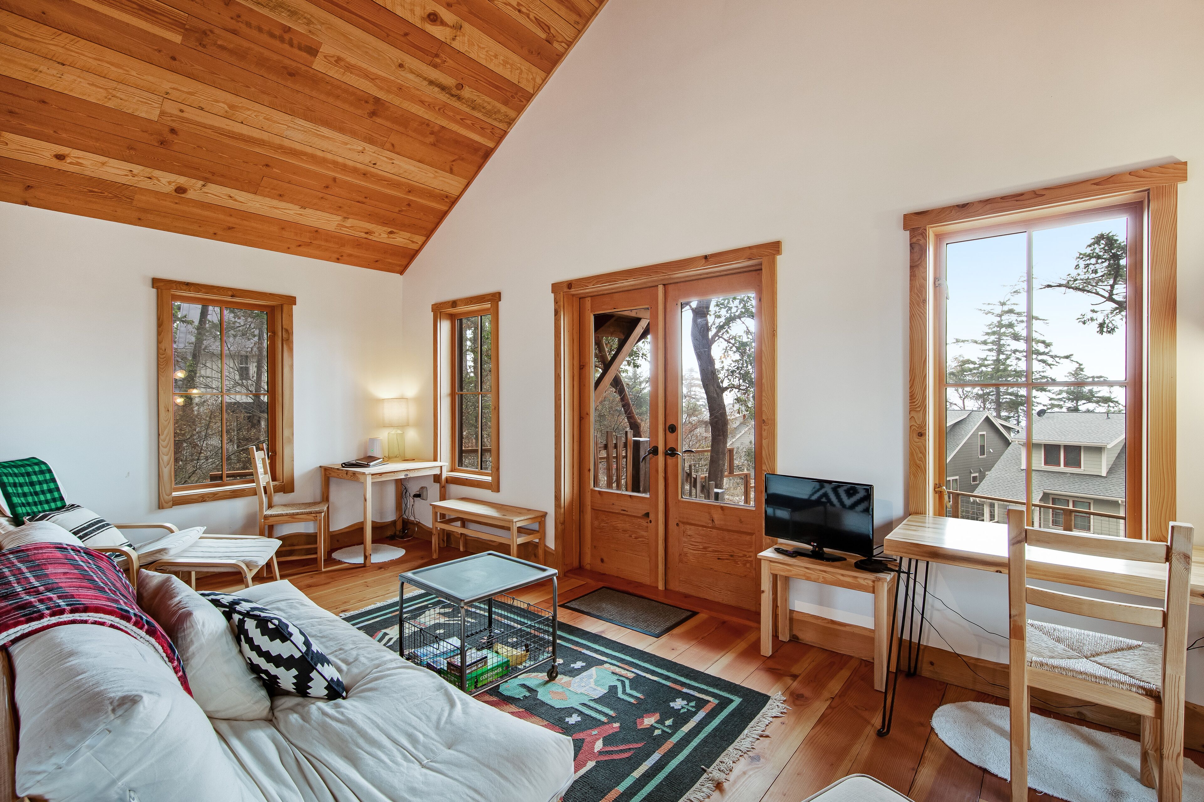 Secluded & stylish eco love nest right in town - perfect for work & play