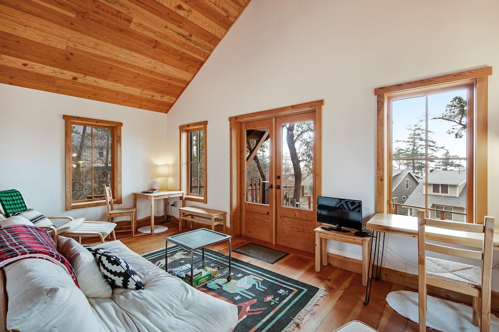 Secluded & stylish eco love nest right in town - perfect for work & play
