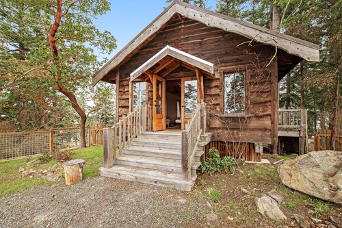 Secluded & stylish eco love nest right in town - perfect for work & play