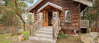 Secluded & stylish eco love nest right in town - perfect for work & play