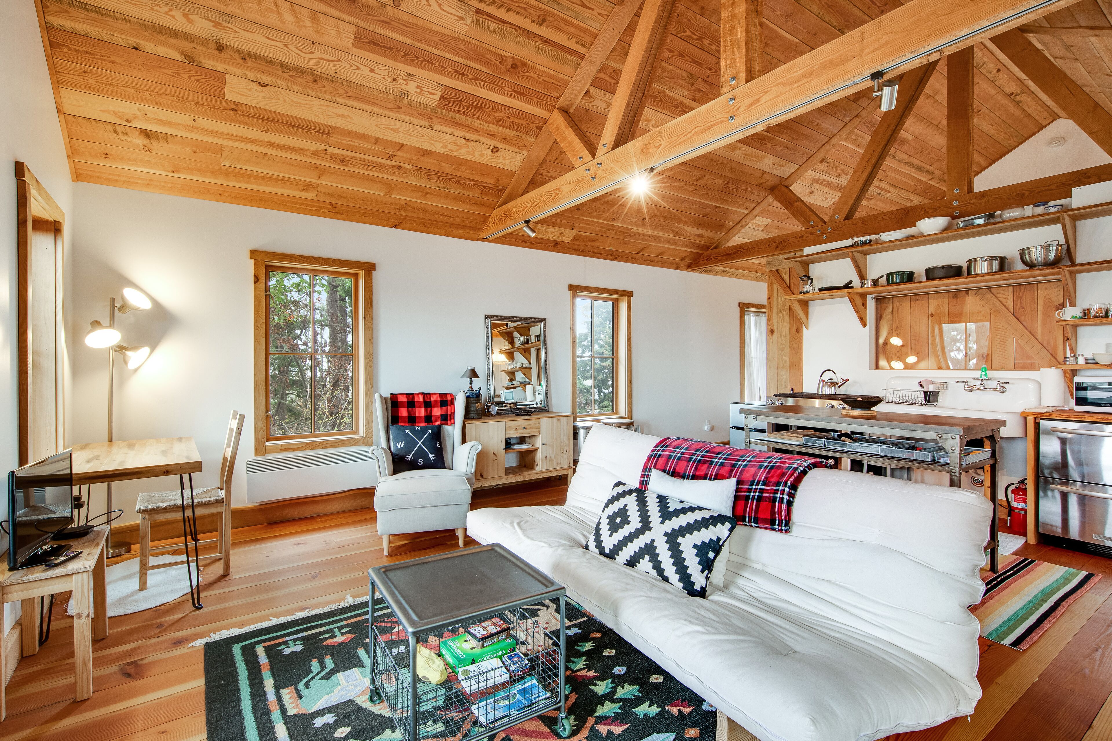 Secluded & stylish eco love nest right in town - perfect for work & play