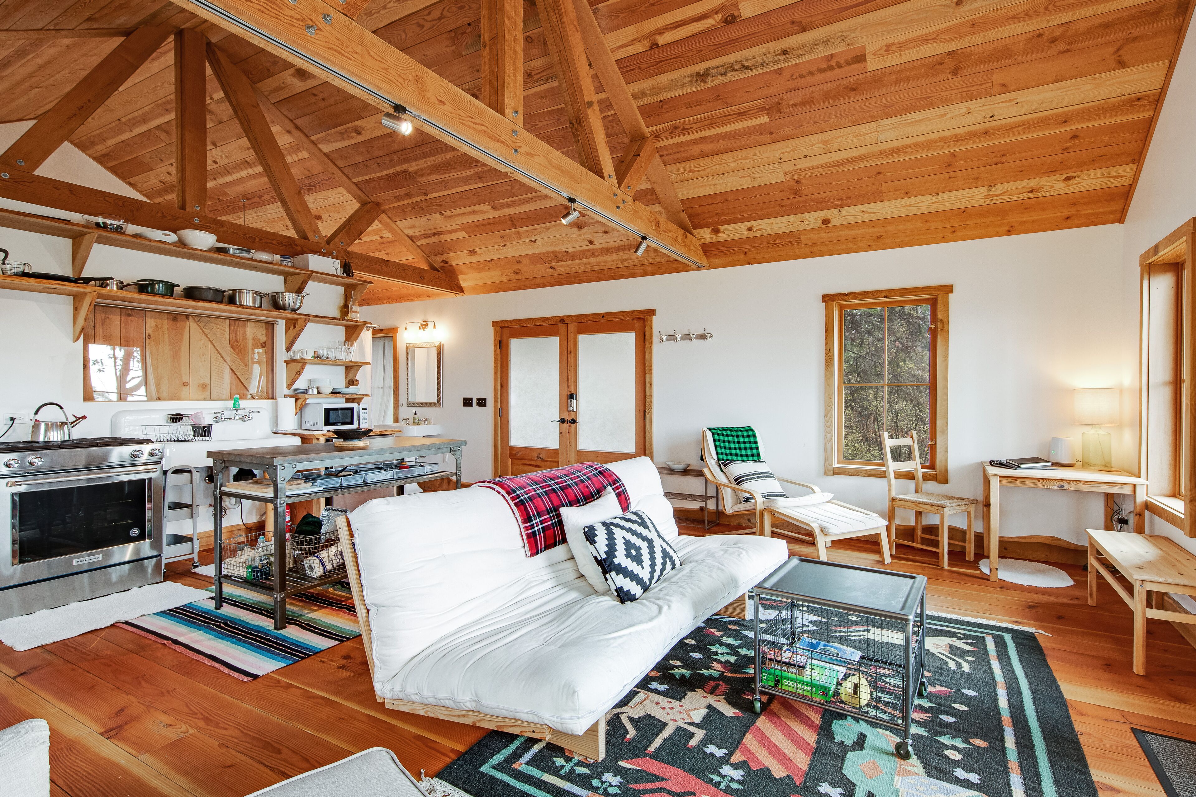 Secluded & stylish eco love nest right in town - perfect for work & play