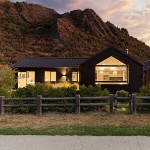 Exterior - Stylish Arrowtown Home-fabulous location + comfort (Arrowtown)