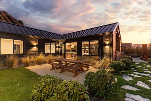 Stylish Arrowtown Home-fabulous location + comfort