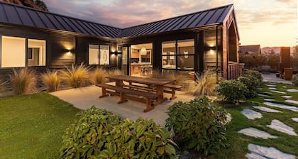 Stylish Arrowtown Home-fabulous location + comfort