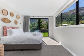 4 bedrooms, iron/ironing board, travel cot, free WiFi - Stylish Arrowtown Home-fabulous location + comfort (Arrowtown)