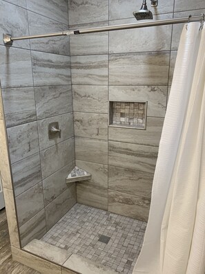 Ensemble douche/baignoire, sèche-cheveux, serviettes fournies, savon