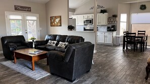 Smart TV, fireplace, books, offices - Cozy HOME w/ Citrus Garden & Patio (Chandler)