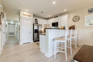 Dining - Paradise at You, Me, By the Sea - Enjoy up to 50% off high season rates for a limited time! (Galveston)