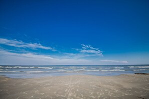 Beach nearby - Paradise at You, Me, By the Sea - Enjoy up to 50% off high season rates for a limited time! (Galveston)