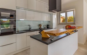 Fridge, microwave, stovetop, dishwasher