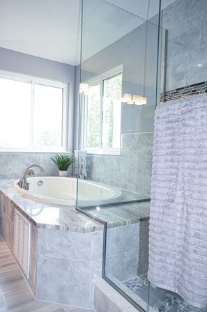 Bañera con ducha, bañera de hidromasaje, secador de pelo, toallas