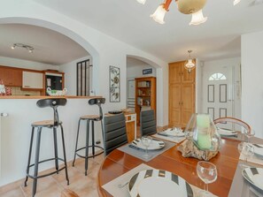 Dining - Wonderful private villa for 6 people with A/C, private pool, WIFI, TV and terrace (Fréjus)