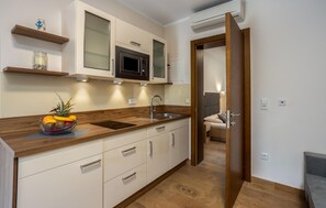 Kühlschrank, Herdplatte, Wasserkocher mit Kaffee-/Teezubehör