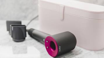 Amenidades de baño gratuitas, secadora de cabello, batas, pantuflas