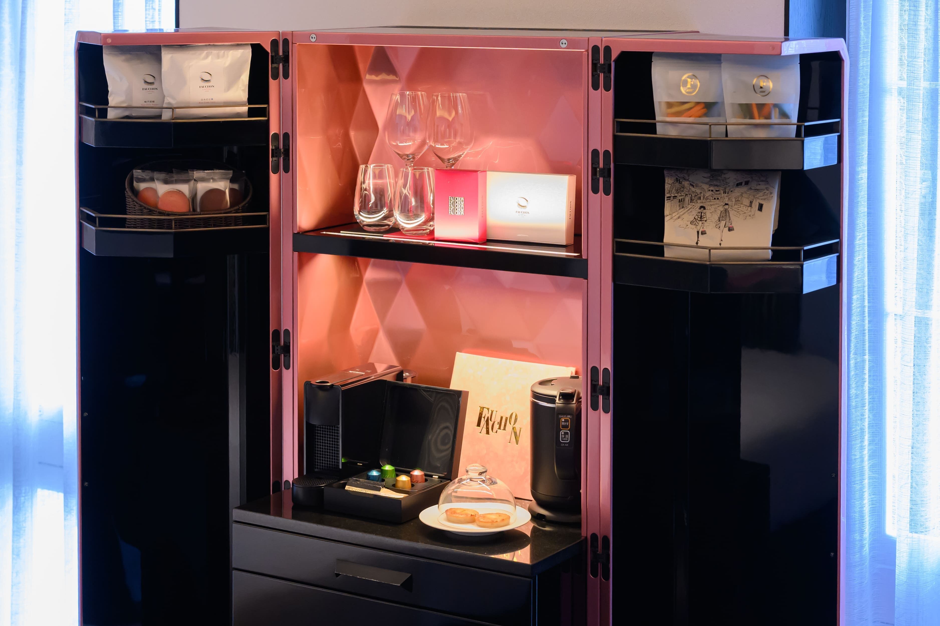 1 bedroom, down duvets, free minibar items, in-room safe