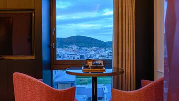 套房 (Prestige, HIGASHIYAMA Mountain View) | 1 多间卧室、羽绒被、免费迷你吧物品、客房内保险箱