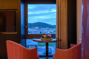 Phòng Suite (Prestige, HIGASHIYAMA Mountain View) | 1 phòng ngủ, chăn bông, minibar với thức ăn, đồ uống miễn phí