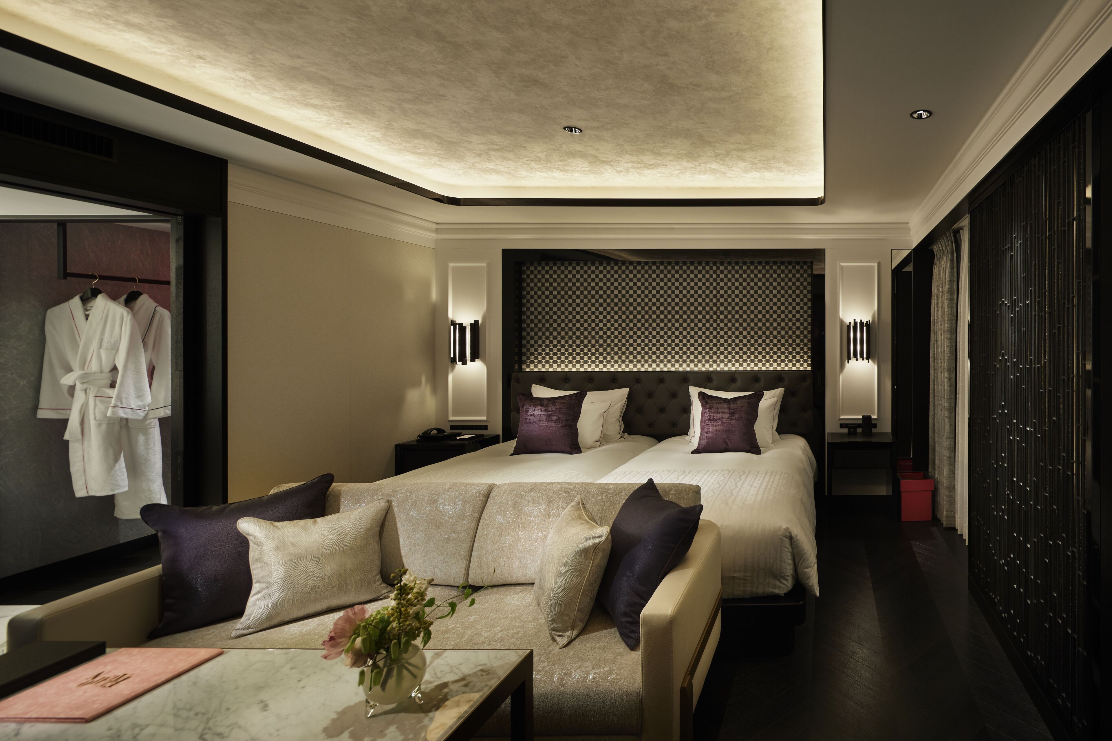 suite (lounge access) | 1 bedroom, down duvets, free minibar items, in-room safe