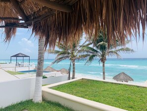 Property grounds - Brisas Beachfront Apartments in Hotel Zone (Cancún)