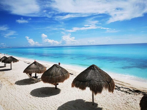 Beach nearby - Brisas Beachfront Apartments in Hotel Zone (Cancún)