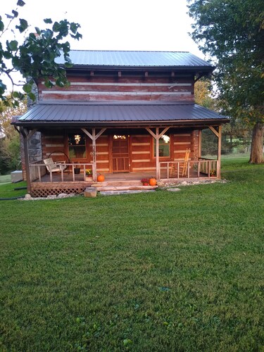 Cabin at Fairview            Private setting far off the road near Cummins Falls