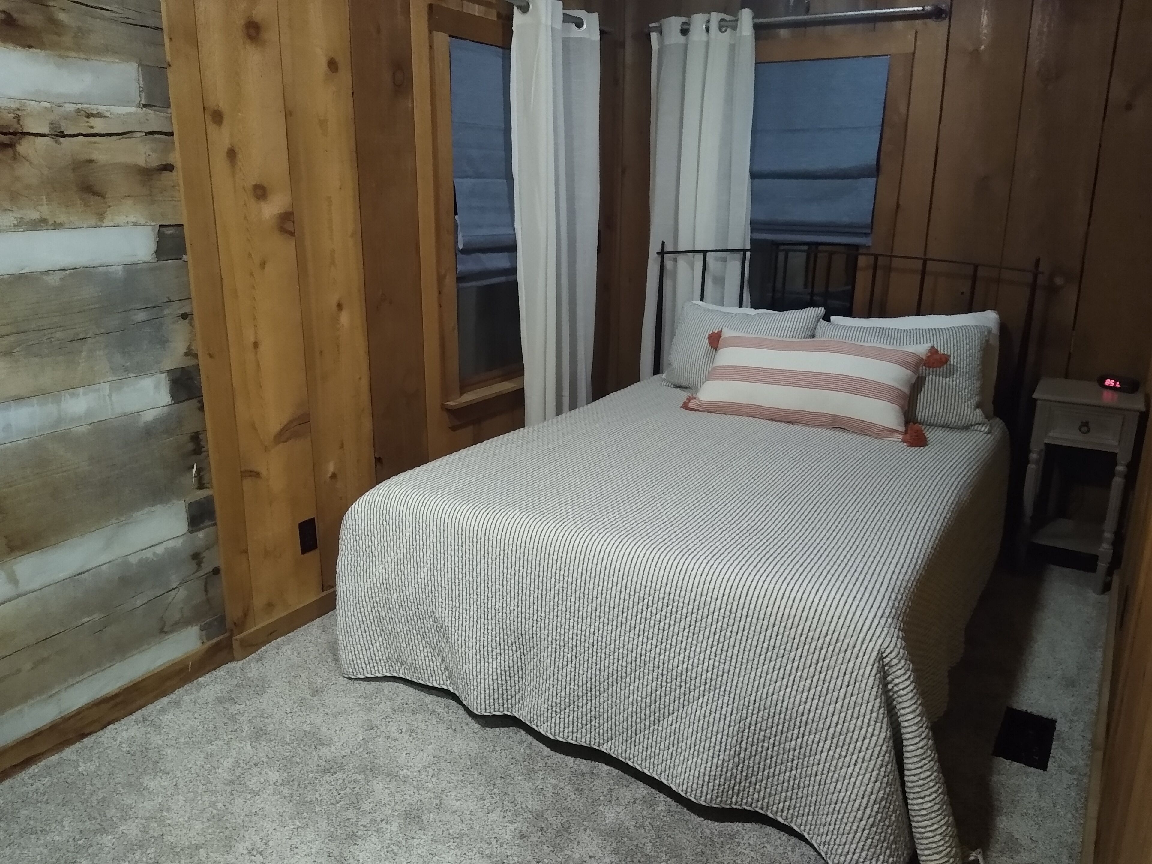 Cabin at Fairview            Private setting far off the road near Cummins Falls