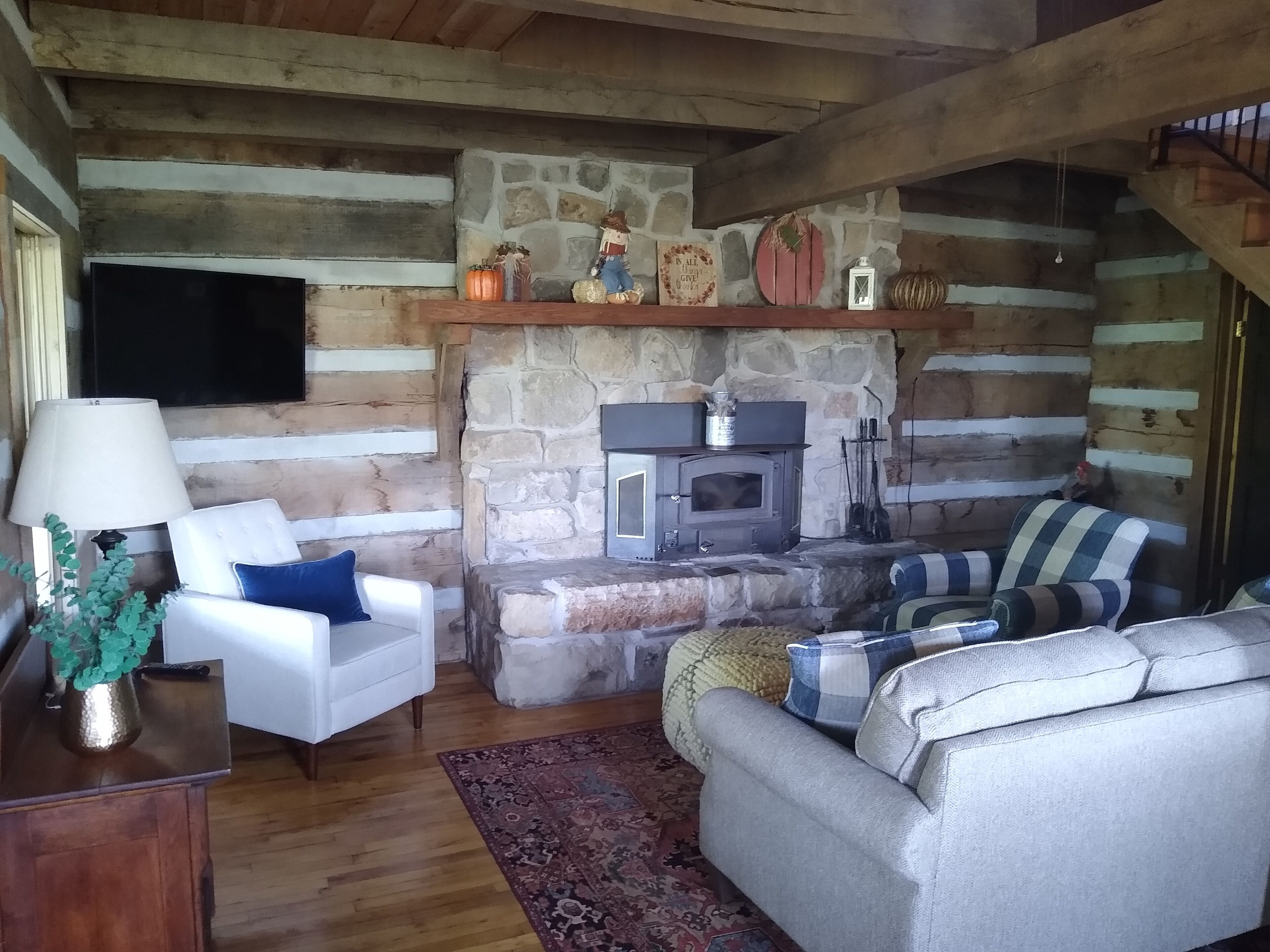 Cabin at Fairview            Private setting far off the road near Cummins Falls