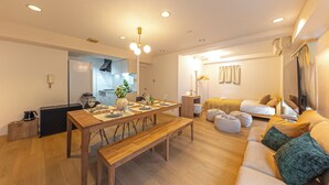 [最大12名]2LDK（70sqm）/ベッド5台/新宿からすぐ/最寄駅7分/中野701 | リビング エリア