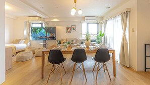 [最大12名]2LDK（70sqm）/ベッド5台/新宿からすぐ/最寄駅7分/中野701 | リビング エリア