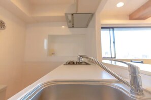 Nakano 801, NS - [Up to 14 Guests]3LD + Maisonette (120sqm)/8 beds/7 min to Nearest Station | Private kitchen | Fridge, microwave, stovetop, electric kettle - Grandioso Nakano Fujimicho (Tokyo)