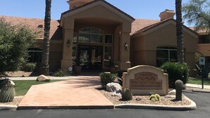 Um edifício com uma placa que diz 'Welcome to Pinnacle Canyon'.
