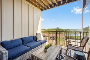 Smart TV, DVD player - ✨ Stunning Lake View Condo with Balcony & All-Season Sunroom at The Majestic (Branson)