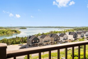 Property grounds - ✨ Stunning Lake View Condo with Balcony & All-Season Sunroom at The Majestic (Branson)