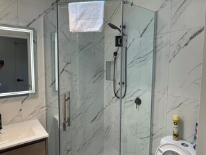 Hårføner, håndklær, såpe og sjampo